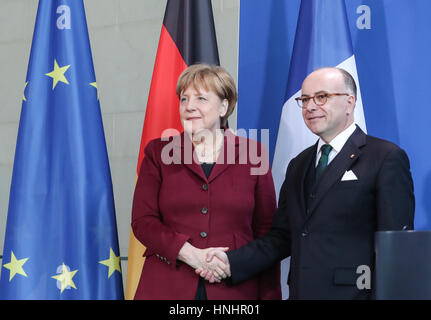 Berlin, Deutschland. 13. Februar 2017. Deutsche Bundeskanzlerin Angela Merkel (L) schüttelt die Hand mit dem Besuch der französische Premierminister Bernard Cazeneuve nach einer Pressekonferenz in Berlin, Hauptstadt Deutschlands, am 13. Februar 2017. Bildnachweis: Shan Yuqi/Xinhua/Alamy Live-Nachrichten Stockfoto