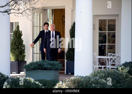 US-Präsident Donald Trump und kanadische Premierminister Trudeau lassen das Oval Office im Weißen Haus in Washington, DC auf 13. Februar 2017. Bildnachweis: Kevin Dietsch/Pool über CNP /MediaPunch Stockfoto