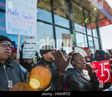 Hazel Park, Michigan, USA. 13. Februar 2017. Fast-Food-Arbeiter und ihre Unterstützer Streikposten eine Hardee Restaurant um Präsident Trump Auswahl von Andrew Puzder als Arbeitsministerin zu protestieren. Puzder ist CEO von CKE Restaurants, Hardees und Carls Jr. besitzt. Er wendet sich gegen die Erhöhung des Mindestlohns. Bildnachweis: Jim West/Alamy Live-Nachrichten Stockfoto