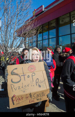 Hazel Park, Michigan, USA. 13. Februar 2017. Fast-Food-Arbeiter und ihre Unterstützer Streikposten eine Hardee Restaurant um Präsident Trump Auswahl von Andrew Puzder als Arbeitsministerin zu protestieren. Puzder ist CEO von CKE Restaurants, Hardees und Carls Jr. besitzt. Er wendet sich gegen die Erhöhung des Mindestlohns. Bildnachweis: Jim West/Alamy Live-Nachrichten Stockfoto