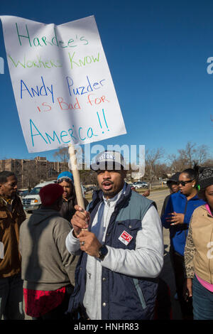 Hazel Park, Michigan, USA. 13. Februar 2017. Fast-Food-Arbeiter und ihre Unterstützer Streikposten eine Hardee Restaurant um Präsident Trump Auswahl von Andrew Puzder als Arbeitsministerin zu protestieren. Puzder ist CEO von CKE Restaurants, Hardees und Carls Jr. besitzt. Er wendet sich gegen die Erhöhung des Mindestlohns. Bildnachweis: Jim West/Alamy Live-Nachrichten Stockfoto