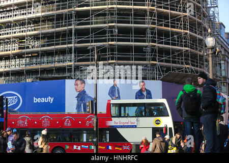 Piccadilly Circus, London, UK. 13. Februar 2017. Die Werbung Plakatwand Lichter am Piccadilly Circus sind im Gerüstbau während ihrer Sanierung abgedeckt. Letzten Monat zum ersten Mal seit dem zweiten Weltkrieg wurden die Lichter ausgeschaltet. Die Lichter noch nie gegangen, mit Ausnahme von Stromausfällen und Sonderveranstaltungen. Bildnachweis: Dinendra Haria/Alamy Live-Nachrichten Stockfoto