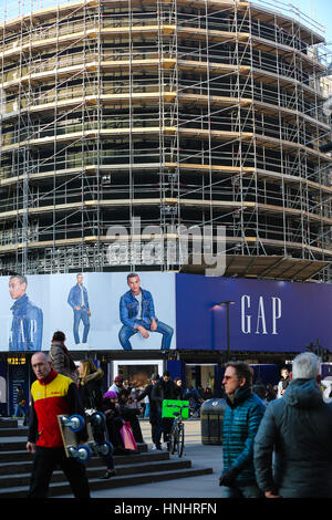 Piccadilly Circus, London, UK. 13. Februar 2017. Die Werbung Plakatwand Lichter am Piccadilly Circus sind im Gerüstbau während ihrer Sanierung abgedeckt. Letzten Monat zum ersten Mal seit dem zweiten Weltkrieg wurden die Lichter ausgeschaltet. Die Lichter noch nie gegangen, mit Ausnahme von Stromausfällen und Sonderveranstaltungen. Bildnachweis: Dinendra Haria/Alamy Live-Nachrichten Stockfoto