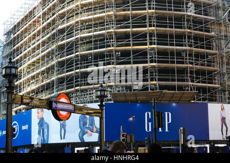 Piccadilly Circus, London, UK. 13. Februar 2017. Die Werbung Plakatwand Lichter am Piccadilly Circus sind im Gerüstbau während ihrer Sanierung abgedeckt. Letzten Monat zum ersten Mal seit dem zweiten Weltkrieg wurden die Lichter ausgeschaltet. Die Lichter noch nie gegangen, mit Ausnahme von Stromausfällen und Sonderveranstaltungen. Bildnachweis: Dinendra Haria/Alamy Live-Nachrichten Stockfoto