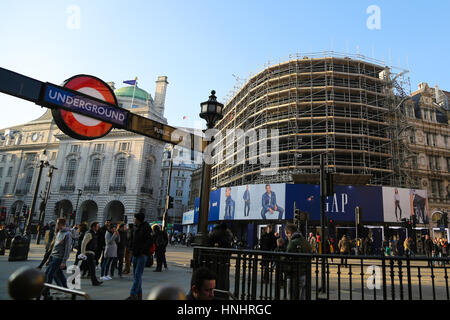 Piccadilly Circus, London, UK. 13. Februar 2017. Die Werbung Plakatwand Lichter am Piccadilly Circus sind im Gerüstbau während ihrer Sanierung abgedeckt. Letzten Monat zum ersten Mal seit dem zweiten Weltkrieg wurden die Lichter ausgeschaltet. Die Lichter noch nie gegangen, mit Ausnahme von Stromausfällen und Sonderveranstaltungen. Bildnachweis: Dinendra Haria/Alamy Live-Nachrichten Stockfoto