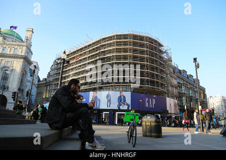 Piccadilly Circus, London, UK. 13. Februar 2017. Die Werbung Plakatwand Lichter am Piccadilly Circus sind im Gerüstbau während ihrer Sanierung abgedeckt. Letzten Monat zum ersten Mal seit dem zweiten Weltkrieg wurden die Lichter ausgeschaltet. Die Lichter noch nie gegangen, mit Ausnahme von Stromausfällen und Sonderveranstaltungen. Bildnachweis: Dinendra Haria/Alamy Live-Nachrichten Stockfoto