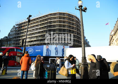 Piccadilly Circus, London, UK. 13. Februar 2017. Die Werbung Plakatwand Lichter am Piccadilly Circus sind im Gerüstbau während ihrer Sanierung abgedeckt. Letzten Monat zum ersten Mal seit dem zweiten Weltkrieg wurden die Lichter ausgeschaltet. Die Lichter noch nie gegangen, mit Ausnahme von Stromausfällen und Sonderveranstaltungen. Bildnachweis: Dinendra Haria/Alamy Live-Nachrichten Stockfoto