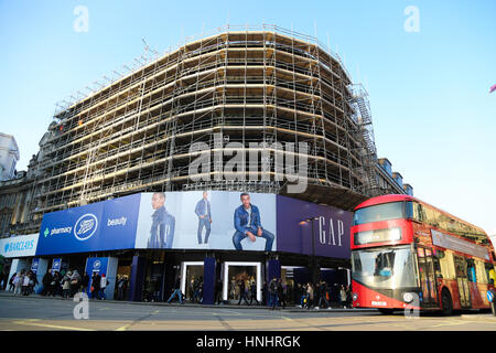 Piccadilly Circus, London, UK. 13. Februar 2017. Die Werbung Plakatwand Lichter am Piccadilly Circus sind im Gerüstbau während ihrer Sanierung abgedeckt. Letzten Monat zum ersten Mal seit dem zweiten Weltkrieg wurden die Lichter ausgeschaltet. Die Lichter noch nie gegangen, mit Ausnahme von Stromausfällen und Sonderveranstaltungen. Bildnachweis: Dinendra Haria/Alamy Live-Nachrichten Stockfoto