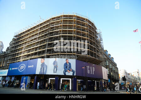 Piccadilly Circus, London, UK. 13. Februar 2017. Die Werbung Plakatwand Lichter am Piccadilly Circus sind im Gerüstbau während ihrer Sanierung abgedeckt. Letzten Monat zum ersten Mal seit dem zweiten Weltkrieg wurden die Lichter ausgeschaltet. Die Lichter noch nie gegangen, mit Ausnahme von Stromausfällen und Sonderveranstaltungen. Bildnachweis: Dinendra Haria/Alamy Live-Nachrichten Stockfoto