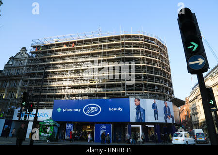 Piccadilly Circus, London, UK. 13. Februar 2017. Die Werbung Plakatwand Lichter am Piccadilly Circus sind im Gerüstbau während ihrer Sanierung abgedeckt. Letzten Monat zum ersten Mal seit dem zweiten Weltkrieg wurden die Lichter ausgeschaltet. Die Lichter noch nie gegangen, mit Ausnahme von Stromausfällen und Sonderveranstaltungen. Bildnachweis: Dinendra Haria/Alamy Live-Nachrichten Stockfoto