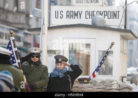 Berlin, Deutschland. 13. Februar 2017. Touristen werden gesehen haben sich fotografieren an einem kalten Morgen am 13. Februar 2017 am Checkpoint Charlie, wo früher die Grenze zwischen der sowjetischen Osten und freien westlichen Teil der Stadt besetzten, existierte. Bildnachweis: Willem Aires/Alamy Live-Nachrichten Stockfoto