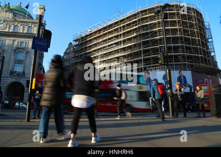 Piccadilly Circus, London, UK. 13. Februar 2017. Die Werbung Plakatwand Lichter am Piccadilly Circus sind im Gerüstbau während ihrer Sanierung abgedeckt. Letzten Monat zum ersten Mal seit dem zweiten Weltkrieg wurden die Lichter ausgeschaltet. Die Lichter noch nie gegangen, mit Ausnahme von Stromausfällen und Sonderveranstaltungen. Bildnachweis: Dinendra Haria/Alamy Live-Nachrichten Stockfoto