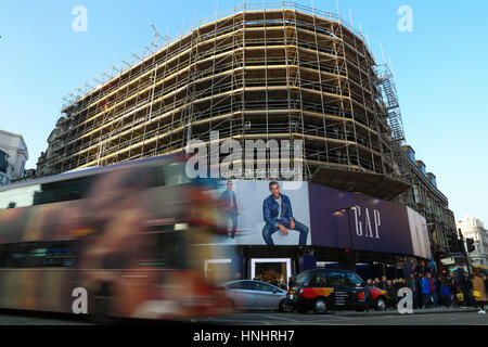 Piccadilly Circus, London, UK. 13. Februar 2017. Die Werbung Plakatwand Lichter am Piccadilly Circus sind im Gerüstbau während ihrer Sanierung abgedeckt. Letzten Monat zum ersten Mal seit dem zweiten Weltkrieg wurden die Lichter ausgeschaltet. Die Lichter noch nie gegangen, mit Ausnahme von Stromausfällen und Sonderveranstaltungen. Bildnachweis: Dinendra Haria/Alamy Live-Nachrichten Stockfoto