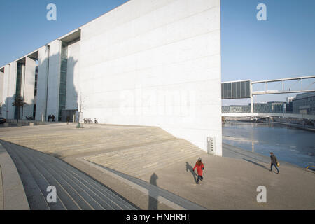 Berlin, Deutschland. 13. Februar 2017. Menschen sind eines der wichtigsten Gebäude in der Nähe von Parlament am 13. Februar 2017 vorbeigehen sehen. Bildnachweis: Willem Aires/Alamy Live-Nachrichten Stockfoto