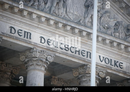 Berlin, Deutschland. 13. Februar 2017. Das deutsche Volk wird an der vorderen Fassade des Deutschen Bundestages am 13. Februar 2017 gesehen. Im September werden die deutschen eine neue Regierung bei den Parlamentswahlen wählen. Bildnachweis: Willem Aires/Alamy Live-Nachrichten Stockfoto