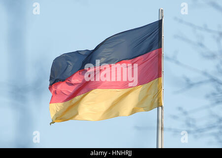 Berlin, Deutschland. 13. Februar 2017. Die deutsche Flagge ist auf eine Ecke des Reichstags am 13. Februar 2017 gesehen. Bildnachweis: Willem Aires/Alamy Live-Nachrichten Stockfoto