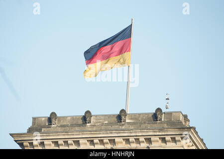 Berlin, Deutschland. 13. Februar 2017. Die deutsche Flagge ist auf eine Ecke des Reichstags am 13. Februar 2017 gesehen. Bildnachweis: Willem Aires/Alamy Live-Nachrichten Stockfoto