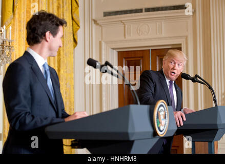 Washington, DC, USA. 13. Februar 2017. US-Präsident Donald J. Trump, rechts, und Premierminister Justin Trudeau aus Kanada, links, Verhalten einer gemeinsamen Pressekonferenz im Weißen Haus in Washington, DC auf Montag, 13. Februar 2017. Bildnachweis: MediaPunch Inc/Alamy Live-Nachrichten Stockfoto