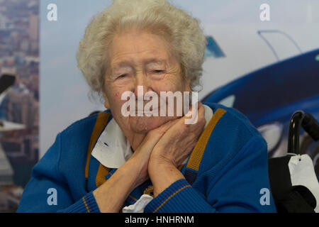 Biggin Hill, UK, starten 13. Februar 2017, von Jubiläumsjahr feiern am Flughafen London Biggin Hill mit drei besondere VIP-Gäste, die 100 Jahre alt (Gertrude Baxter) sind. Nach einer Rede über die bevorstehende Hundertjahrfeier Jahr Ereignisse von MD Will Curtis die VIP-Gäste an Bord ein Learjet 75 für einen kurzen Inlandsflug und dann wurden behandelt, um eine festliche Mittagessen © Keith Larby/Alamy Live-Nachrichten Stockfoto