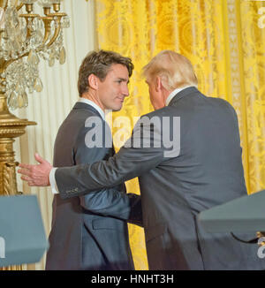 Washington DC, USA. 13. Februar 2017. Justin Trudeau, der kanadische Premierminister und Präsident Donald Trump hält eine gemeinsame Pressekonferenz im Weißen Haus in Washington DC. Bildnachweis: Patsy Lynch/Alamy Live-Nachrichten Stockfoto