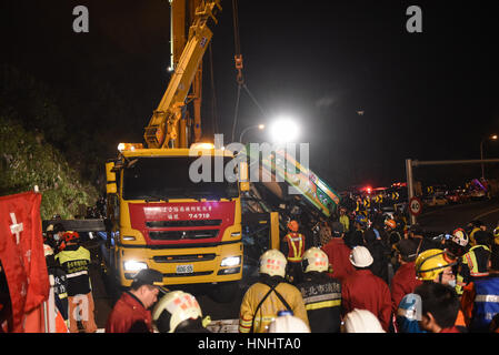 Taipeh. 14. Februar 2017. Retter arbeiten auf dem Gelände von einem Busunfall in Taipei, Südost-China Taiwan, 14. Februar 2017. Mindestens 32 Menschen wurden getötet, nachdem ein Reisebus auf einer Autobahn in Taipeh am Montagabend, hob nach Kommunen. Es gab keine Touristen aus dem chinesischen Festland oder fremde Länder auf dem Bus, sagte Polizei. Bildnachweis: Ou Dongqu/Xinhua/Alamy Live-Nachrichten Stockfoto