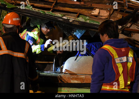 Taipeh. 14. Februar 2017. Retter arbeiten auf dem Gelände von einem Busunfall in Taipei, Südost-China Taiwan, 14. Februar 2017. Mindestens 32 Menschen wurden getötet, nachdem ein Reisebus auf einer Autobahn in Taipeh am Montagabend, hob nach Kommunen. Es gab keine Touristen aus dem chinesischen Festland oder fremde Länder auf dem Bus, sagte Polizei. Bildnachweis: Ou Dongqu/Xinhua/Alamy Live-Nachrichten Stockfoto