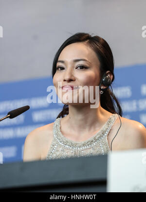 Berlin, Deutschland. 13. Februar 2017. Schauspielerin Yao Yiti besucht eine Pressekonferenz des Films 'Herr Long' während der 67. Internationalen Filmfestspiele Berlin in Berlin, Hauptstadt Deutschlands, am 13. Februar 2017. Bildnachweis: Shan Yuqi/Xinhua/Alamy Live-Nachrichten Stockfoto