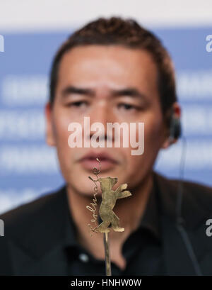 Berlin, Deutschland. 13. Februar 2017. Regisseur Sabu besucht eine Pressekonferenz des Films 'Herr Long' während der 67. Internationalen Filmfestspiele Berlin in Berlin, Hauptstadt Deutschlands, am 13. Februar 2017. Bildnachweis: Shan Yuqi/Xinhua/Alamy Live-Nachrichten Stockfoto