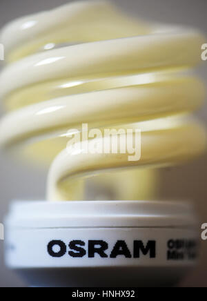 Eine Glühlampe von Osram in Straubing, Deutschland, 29. März 2011 abgebildet. Der technische und elektrische Riese, die Siemens AG Aktien im Jahr 2011 an ihrer Beleuchtung Tochtergesellschaft Osram anbieten will, erklärte das Unternehmen. Die Aktienemission richtet sich für den Beginn des neuen Haushaltsjahres am 1. Oktober 2011, sagte Siemens nach einer Vorstandssitzung Ende 28. März 2011. Das Münchner Unternehmen plant, der oberen Aktionär in der profitablen Osram Division bleiben. Osram hat fast 40.000 Mitarbeitern und einem Umsatz von 6,6 Milliarden Dollar. Siemens sagte es auch Pläne zu schnitzen, eine neue Abteilung innerhalb der Hauptgesellschaft zu konzentrieren Stockfoto