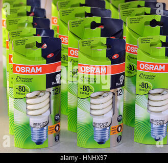 (DATEI) Ein Archivfoto vom 26. August 2009 zeigt Energiespar-Lampen vom Hersteller Osram in ihrer Verkaufsverpackungen. Die Fabrik in Augsburg produziert 3000 Energiesparlampen pro Stunde. Zeitgleich mit dem Verbot der herkömmlichen 60 Watt Glühbirnen hat Osram beschlossen, den Preis von Energiesparlampen erhöhen. Die Tochtergesellschaft der Siemens rechtfertigt diese außerordentliche Preiserhöhung wird wirksam am 01 September, durch den drastischen Anstieg der Preise für die so genannten seltenen Erden, die als Rohstoff benötigt werden. Die Preiserhöhung soll zwischen 20 und 25 Prozent liegen. Andere Stockfoto