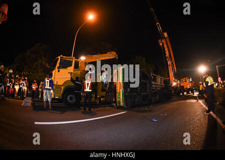 Taipeh. 14. Februar 2017. Retter arbeiten auf dem Gelände von einem Busunfall in Taipei, Südost-China Taiwan, 14. Februar 2017. Ein Tourbus, der Montag Abend auf einer Autobahn in Taipeh umgeworfen hat 33 Menschen tot ab Dienstag Nachmittag nach Kommunen überlassen. Bildnachweis: Ou Dongqu/Xinhua/Alamy Live-Nachrichten Stockfoto