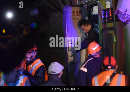 Taipeh. 14. Februar 2017. Retter arbeiten auf dem Gelände von einem Busunfall in Taipei, Südost-China Taiwan, 14. Februar 2017. Ein Tourbus, der Montag Abend auf einer Autobahn in Taipeh umgeworfen hat 33 Menschen tot ab Dienstag Nachmittag nach Kommunen überlassen. Bildnachweis: Ou Dongqu/Xinhua/Alamy Live-Nachrichten Stockfoto