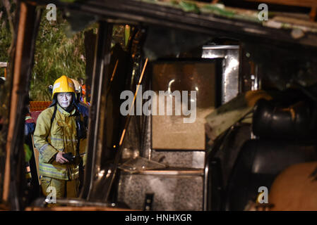 Taipeh. 14. Februar 2017. Retter arbeiten auf dem Gelände von einem Busunfall in Taipei, Südost-China Taiwan, 14. Februar 2017. Ein Tourbus, der Montag Abend auf einer Autobahn in Taipeh umgeworfen hat 33 Menschen tot ab Dienstag Nachmittag nach Kommunen überlassen. Bildnachweis: Ou Dongqu/Xinhua/Alamy Live-Nachrichten Stockfoto