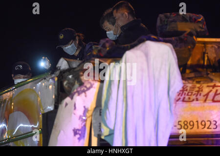 Taipeh. 14. Februar 2017. Retter arbeiten auf dem Gelände von einem Busunfall in Taipei, Südost-China Taiwan, 14. Februar 2017. Ein Tourbus, der Montag Abend auf einer Autobahn in Taipeh umgeworfen hat 33 Menschen tot ab Dienstag Nachmittag nach Kommunen überlassen. Bildnachweis: Ou Dongqu/Xinhua/Alamy Live-Nachrichten Stockfoto