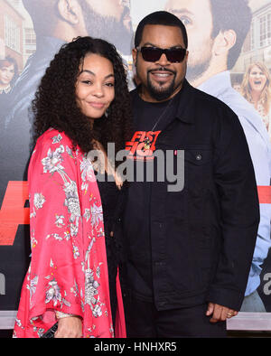 Los Angeles, USA. 13. Februar 2017. ein  Ice Cube, Kimberly Woodruff 000 auf der Faust kämpfen Premiere im Westwood Village Theatre in Los Angeles ankommen. 13. Februar 2017. Bildnachweis: Longifilis / USA/Alamy Live News Stockfoto