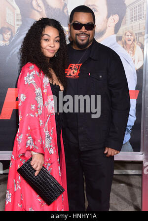 Los Angeles, USA. 13. Februar 2017. Eiswürfel, Kimberly Woodruff 042 die Faust kämpfen Premiere im Westwood Village Theatre in Los Angeles angekommen. 13. Februar 2017. Bildnachweis: Longifilis / USA/Alamy Live News Stockfoto