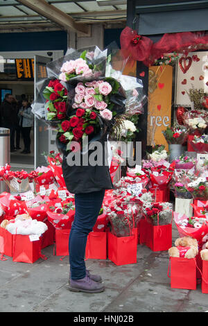 Wimbledon London UK. 14. Februar 2017. Ein Blumengeschäft trägt Lareg Blumensträuße am Valentinstag, gefeiert als der romantischste Tag des Kalendermonats Credit: Amer Ghazzal/Alamy Live-Nachrichten Stockfoto