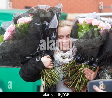 Wimbledon London UK. 14. Februar 2017. Ein Blumengeschäft trägt große Blumensträuße am Valentinstag, gefeiert als der romantischste Tag des Kalendermonats Credit: Amer Ghazzal/Alamy Live-Nachrichten Stockfoto