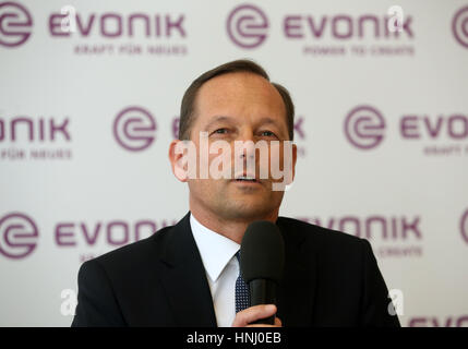 Essen, Deutschland. 14. Februar 2017. Thomas Wessel, Chief Human Resources Officer bei Evonik, beantwortet Fragen von Journalisten auf einer Pressekonferenz in Essen, Deutschland, 14. Februar 2017. Evonik ist ihr Engagement in der Qualifikation Flüchtlinge für einen Beruf zu stärken. Foto: Roland Weihrauch/Dpa/Alamy Live News Stockfoto