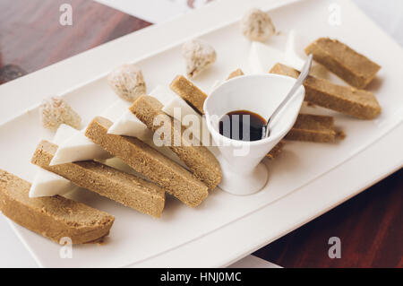 Pella de Gofio mit Weichkäse und Feigen, traditionelle kanarische Vorspeise essen Stockfoto