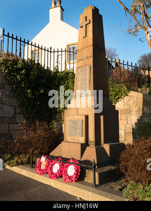 Mohn Kränze am Kriegerdenkmal in North Queensferry Fife Schottland Stockfoto