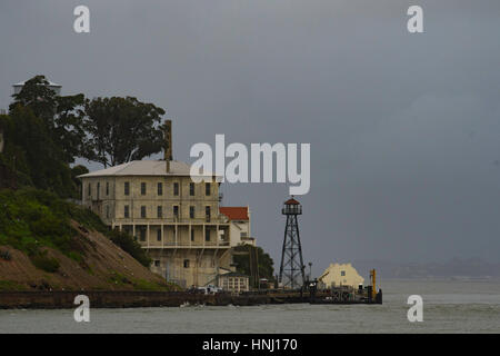 Alcatraz Island Gefängnis gesehen von der Fähre Tourist an einem regnerischen Wintertag Stockfoto