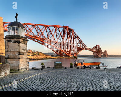 Forth-Brücke aus dem Hafen Licht Turm der Welt kleinste arbeiten Leuchtturm North Queensferry Fife Schottland Stockfoto