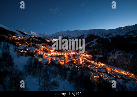 Der kleine Wintersportort Meribel bei Dämmerung im Winter, Frankreich Stockfoto