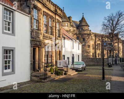 Falkland Palace und Pflastersteinen in der High Street in Falkland Fife Schottland Stockfoto