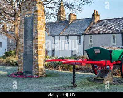 War Memorial und alte Karre am Kreuz Wynd Falkland Fife Schottland Stockfoto