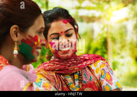 Zwei Mädchen im Teenageralter indische feiern Holi-Fest mit traditionellen Trachten und Schmuck Stockfoto