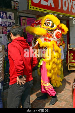 HONG KONG CA. FEBRUAR 2017. In China durchgeführt, der traditionellen Löwentanz ist gleichbedeutend mit Chinese New Year und dient zum Antrieb Weg schlecht sp Stockfoto