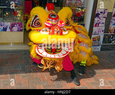 HONG KONG CA. FEBRUAR 2017. In China durchgeführt, der traditionellen Löwentanz ist gleichbedeutend mit Chinese New Year und dient zum Antrieb Weg schlecht sp Stockfoto