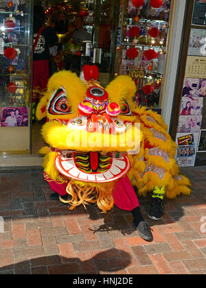 HONG KONG CA. FEBRUAR 2017. In China durchgeführt, der traditionellen Löwentanz ist gleichbedeutend mit Chinese New Year und dient zum Antrieb Weg schlecht sp Stockfoto